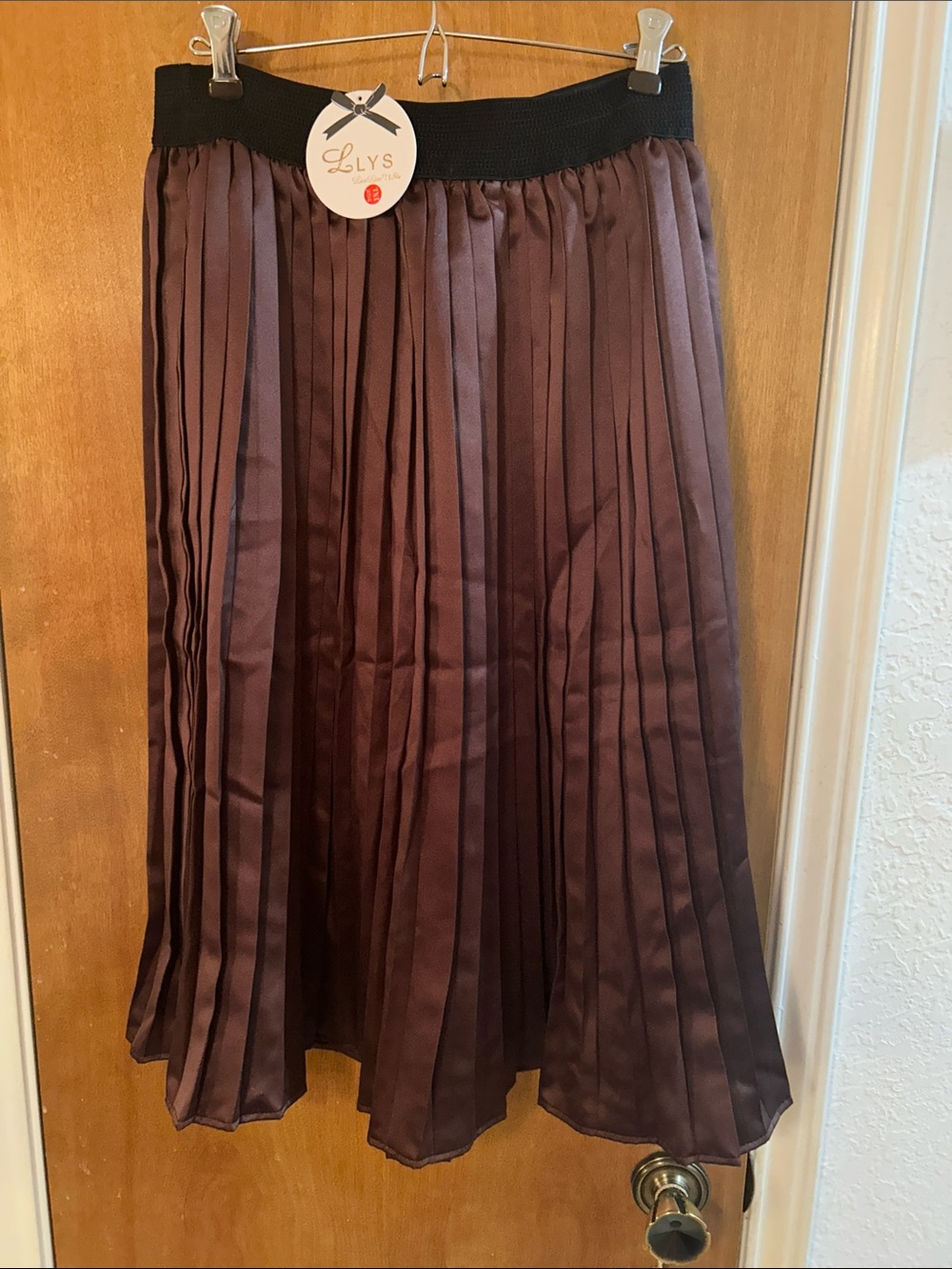 Women's Pleated Midi Skirt in brown. NWT. 3X